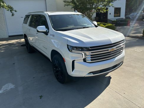 Used 2023 Chevrolet Suburban High Country w/ Advanced Technology Package image 2