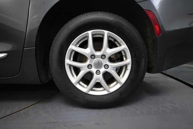 Used 2020 Chrysler Pacifica Touring-L FWD image 9