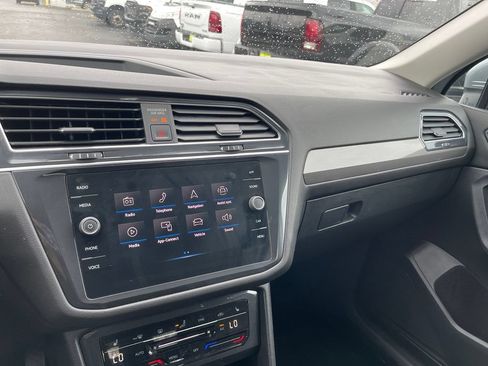 Used 2022 Volkswagen Tiguan SE FWD image 19