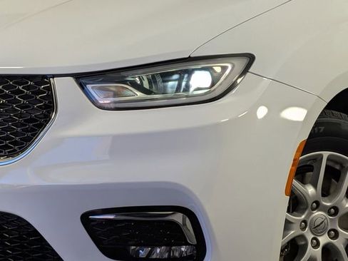 Used 2022 Chrysler Pacifica Touring-L image 2