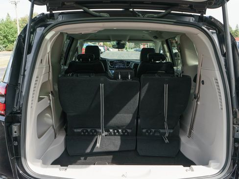 Used 2024 Chrysler Pacifica Touring-L AWD/4WD image 9