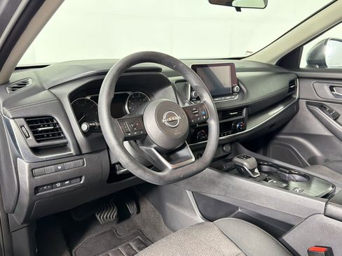 Used 2024 Nissan Rogue SV FWD image 3