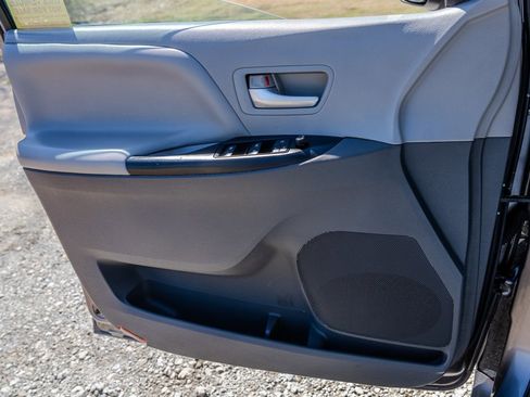 Used 2015 Toyota Sienna LE image 25