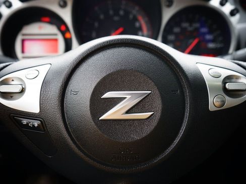 Used 2009 Nissan 370Z Touring w/ Sport Pkg image 18