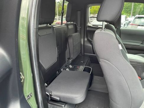 Used 2022 Toyota Tacoma TRD Sport w/ TRD Premium Sport Package AWD/4WD image 19