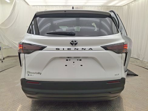 Used 2026 Toyota Sienna XLE FWD image 18
