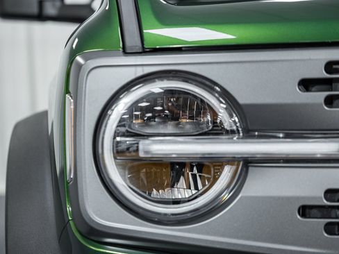 Used 2025 Ford Bronco Badlands image 9