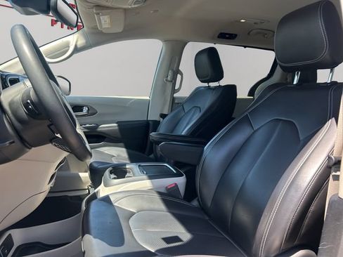 Used 2023 Chrysler Pacifica Touring-L FWD image 14