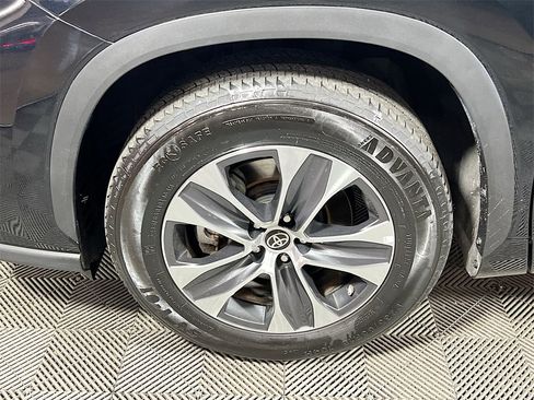 Certified 2024 Toyota Highlander XLE image 33