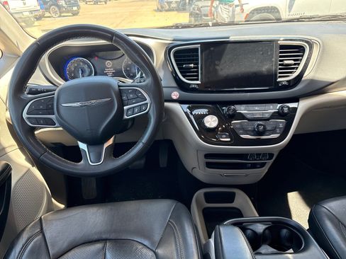 Used 2022 Chrysler Pacifica Touring-L FWD image 6