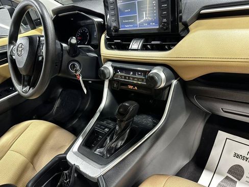 Used 2019 Toyota RAV4 LE FWD image 36