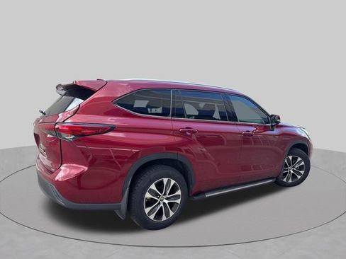 Used 2022 Toyota Highlander XLE FWD image 12