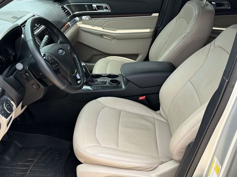 Used 2019 Ford Explorer Limited w/ Class III Trailer Tow Package FWD image 5