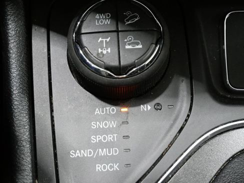 Used 2022 Jeep Cherokee Trailhawk AWD/4WD image 20
