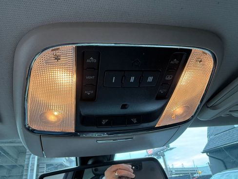 Used 2017 Chrysler 300 C image 27