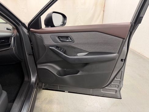 Used 2023 Nissan Rogue S AWD/4WD image 9