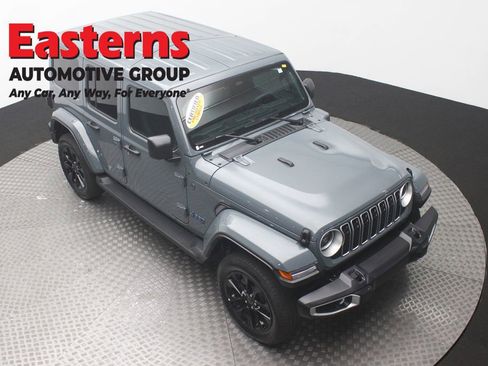 Used 2025 Jeep Wrangler Unlimited Sahara AWD/4WD image 3