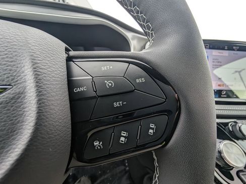 New 2026 Chrysler Pacifica Select FWD image 25