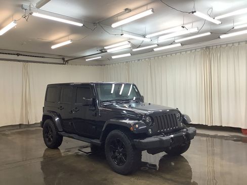 Used 2014 Jeep Wrangler Unlimited Sahara AWD/4WD image 4