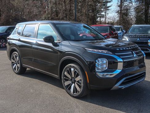 New 2026 Mitsubishi Outlander SE image 1