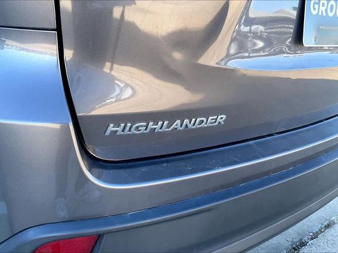Used 2018 Toyota Highlander LE image 10