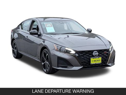 Used 2025 Nissan Altima 2.5 SR FWD image 2