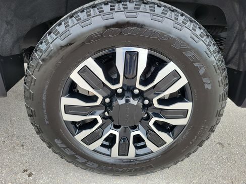 Used 2025 GMC Sierra 2500 Denali Ultimate AWD/4WD image 9