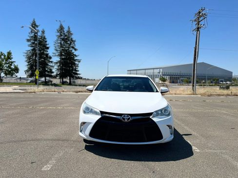Used 2017 Toyota Camry SE FWD image 2