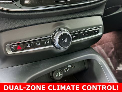 Used 2025 Volvo XC40 B5 Plus image 19