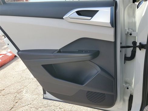 Certified 2025 Volkswagen Taos SE image 13