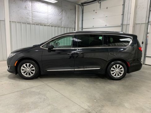 Used 2018 Chrysler Pacifica Touring-L FWD image 4