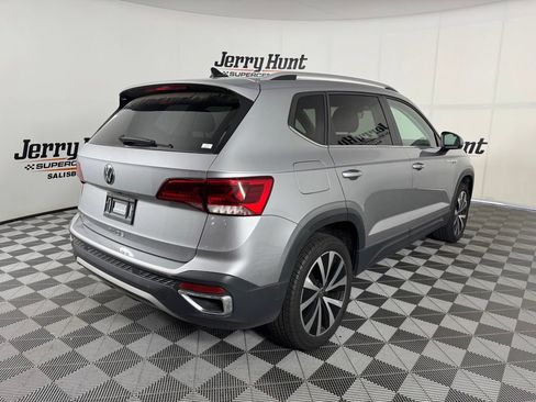 Used 2024 Volkswagen Taos SE w/ Panoramic Sunroof Package FWD image 7