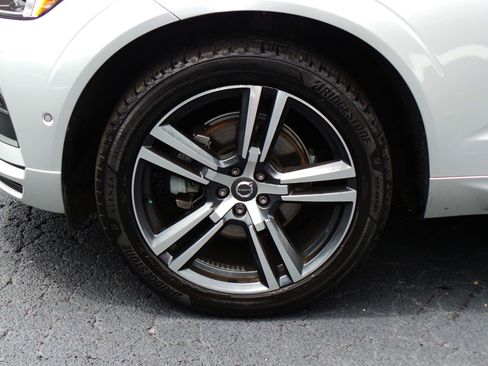 Used 2019 Volvo XC60 T5 Momentum w/ Premium Package AWD/4WD image 20