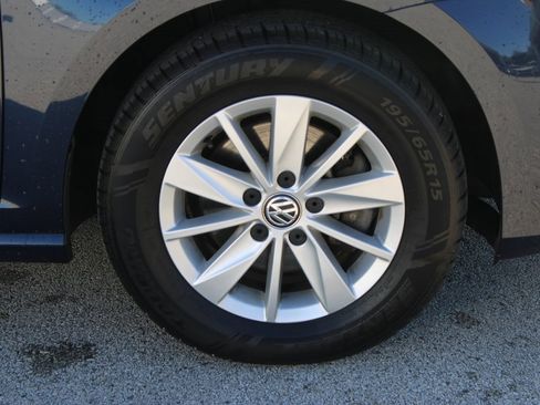 Used 2016 Volkswagen Golf S image 29