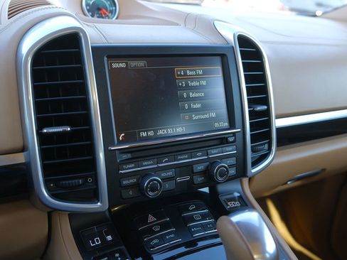 Used 2015 Porsche Cayenne S image 21