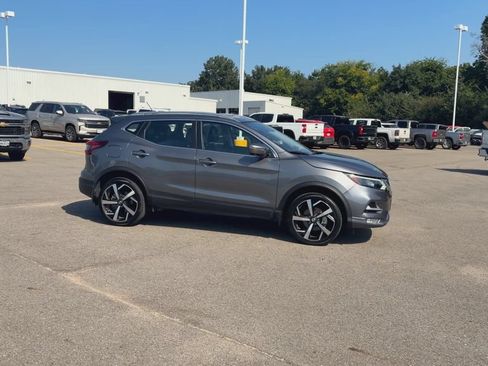 Used 2022 Nissan Rogue Sport SL w/ Premium Package FWD image 9