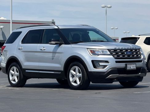 Used 2017 Ford Explorer XLT w/ Equipment Group 202A AWD/4WD image 5
