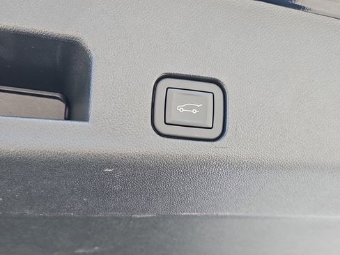 Used 2025 Chevrolet Traverse LT FWD image 7