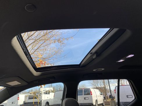 Used 2023 Chevrolet Traverse Premier image 34