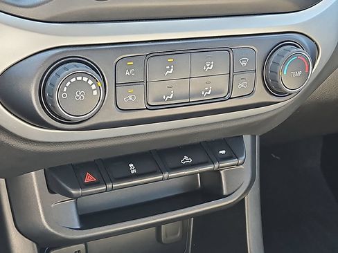 Used 2022 Chevrolet Colorado LT AWD/4WD image 15