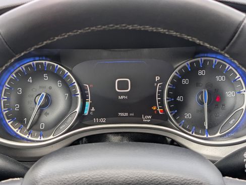 Used 2024 Chrysler Pacifica Touring-L FWD image 25