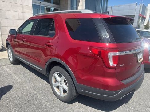 Used 2018 Ford Explorer XLT image 3