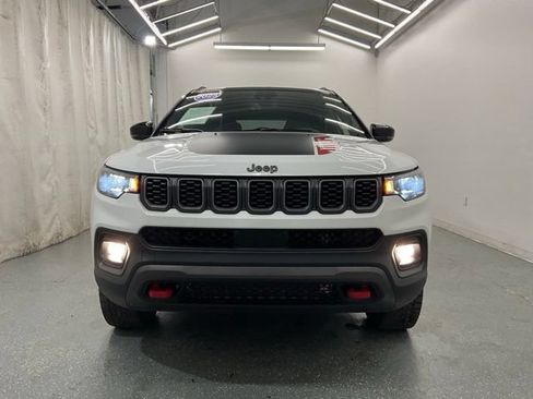 Used 2025 Jeep Compass Trailhawk AWD/4WD image 3