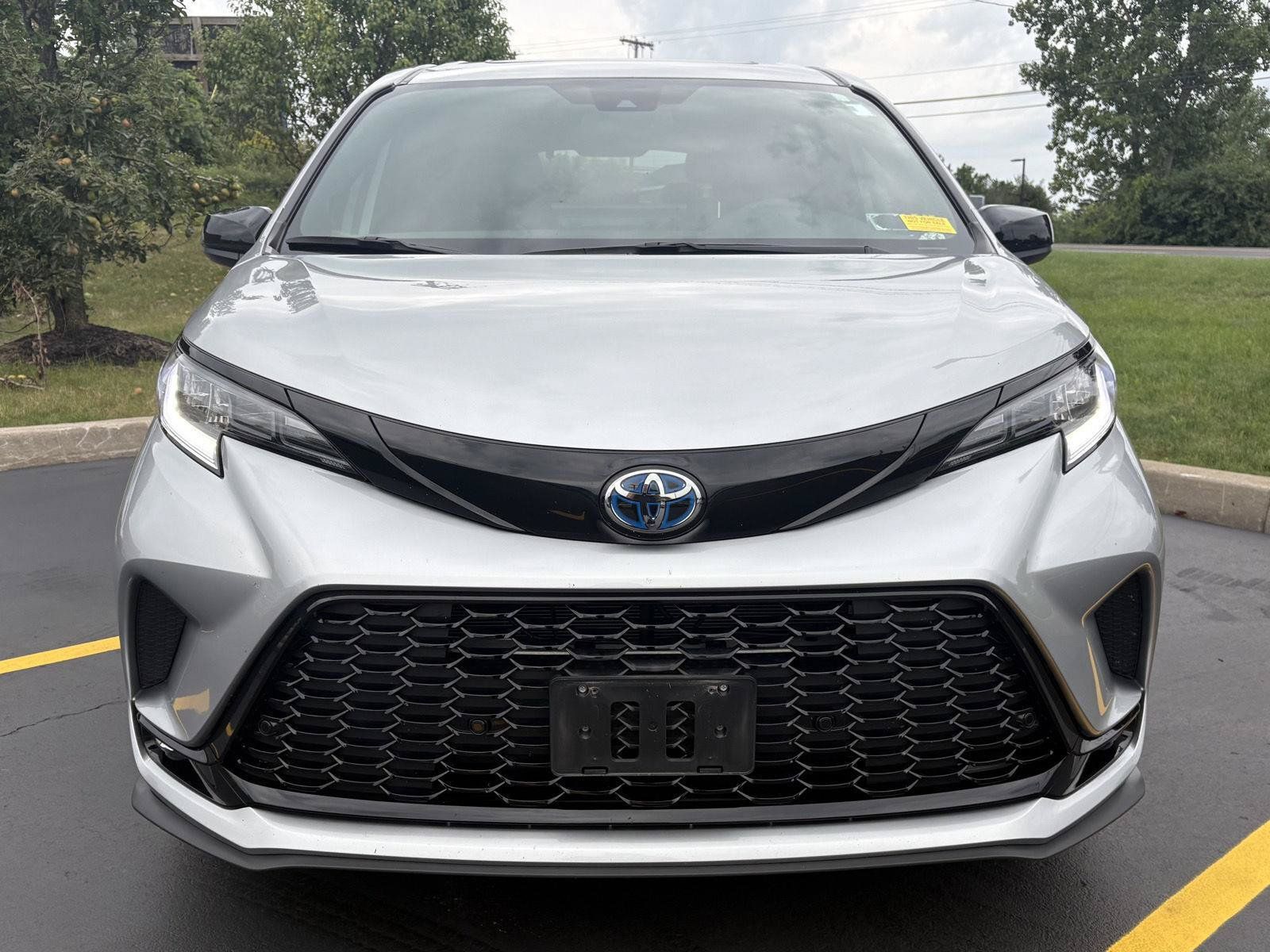 Used 2025 Toyota Sienna XSE w/ XSE Plus Package AWD/4WD image 2