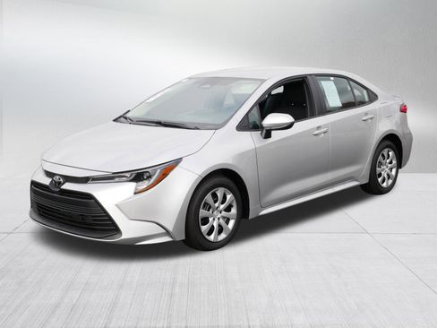 Certified 2025 Toyota Corolla LE image 3