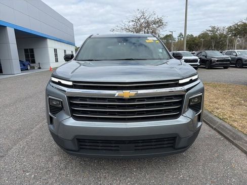 Used 2025 Chevrolet Traverse LT image 3
