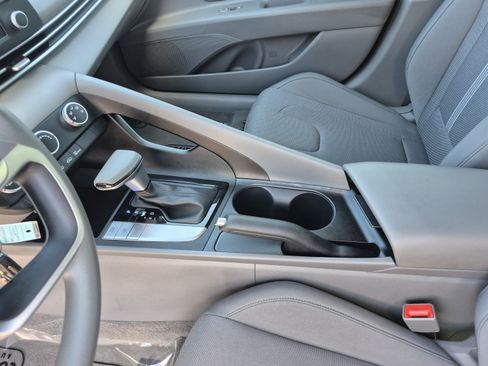 Used 2025 Hyundai Elantra SE FWD image 20
