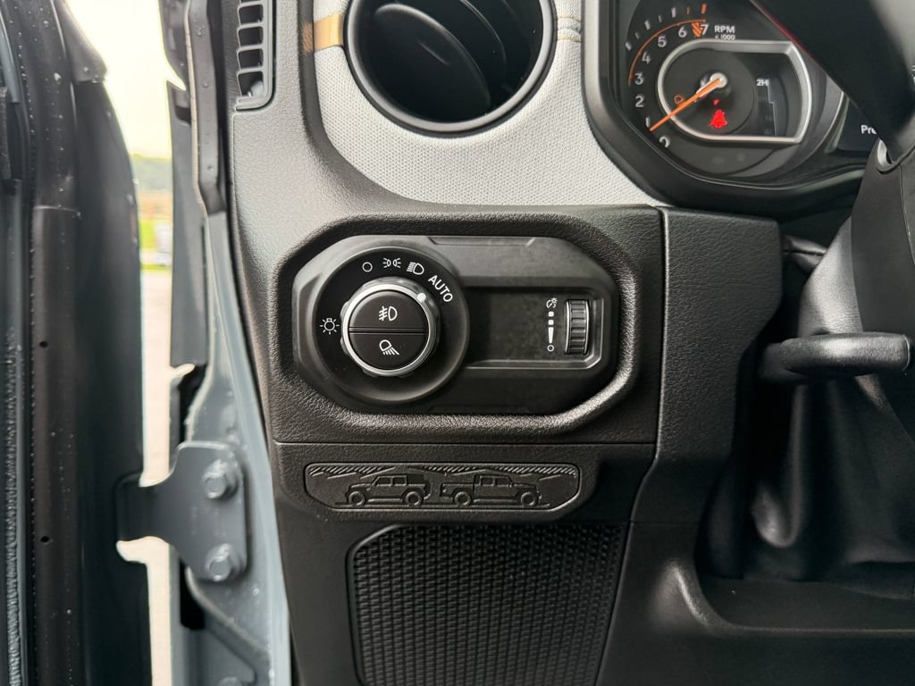 Used 2025 Jeep Gladiator Sport AWD/4WD image 18