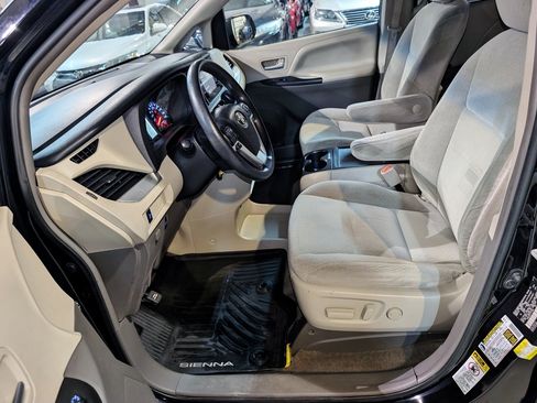 Used 2015 Toyota Sienna LE FWD image 16