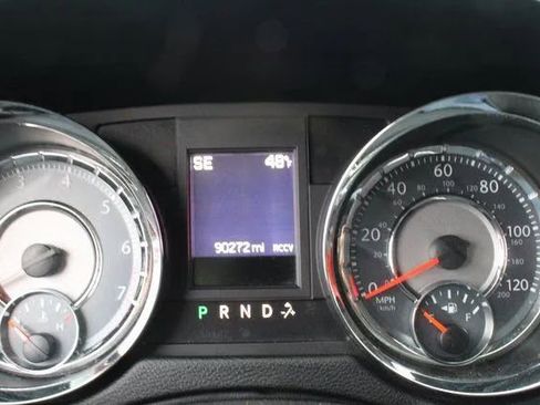 Used 2015 Chrysler Town & Country Touring image 28